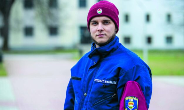 „Sosem fogom elfelejteni, ahogy ott állt imbolyogva, kezében a felmosómoppal, miközben mögötte a konyha lángolt” – vészhelyzetben mentette ki idős szomszédját egy rendőr Budapesten