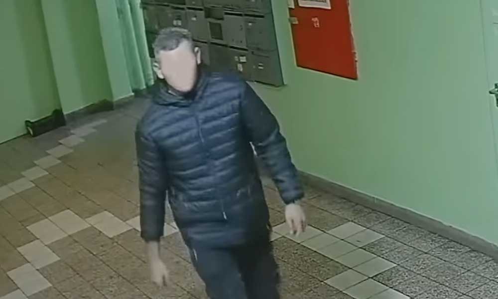 Kirugdosták a liftből a férfit a lányok, videón a döbbenetes jelenet, ezt a sportruhás srácot keresi a rendőrség