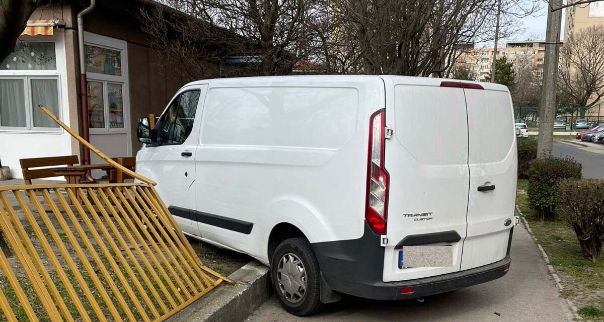 Megdöbbentő baleset: egy kisteherautó vágódott be az óvoda udvarára Székesfehérváron – óriási szerencse, hogy a kisgyerekek éppen bent játszottak