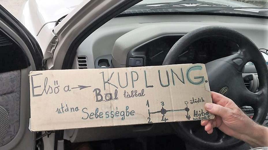 Biztosra ment a félénk sofőr: a műszerfalra tett, kézzel írt használati utasítás segítségével vezette autóját