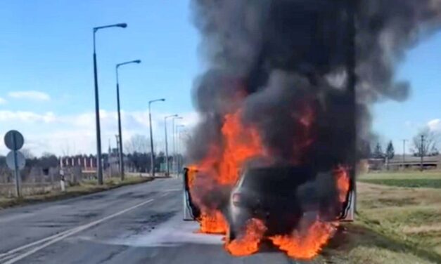 Másodpercek alatt történt meg a baj – porrá égett a Mercedes egy benzinkút közelében, időben elhagyta az autót a három fős család