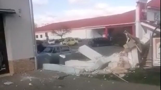 Videón, ahogy a hatalmas szél ledönti a mohácsi Penny Market díszkapuját