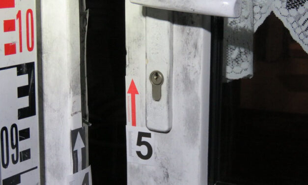 „Ki volt készítve a nagykabátom, azt így a fejemre terítette és lenyomott” – Elképesztő brutalitással rabolták ki az idős móri házaspárt