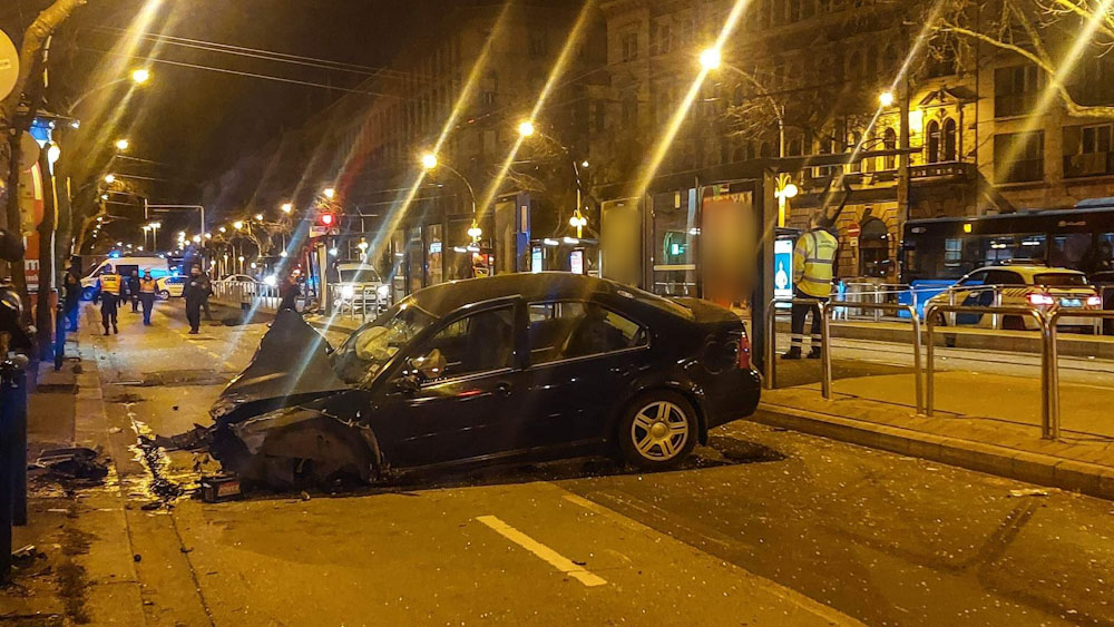 Villamosmegállóba csapódott egy autó, szörnyethalt a 23 éves nő – megrázó helyszíni felvételek