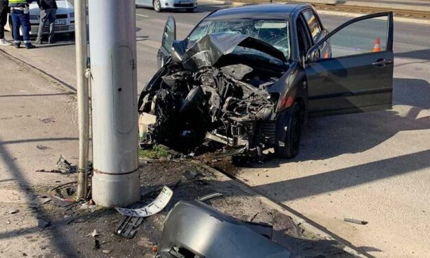 Végezni akart magával a férfi, aki oszlopnak csapódott Budapesten