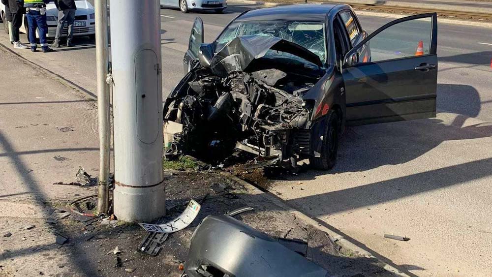 Végezni akart magával a férfi, aki oszlopnak csapódott Budapesten