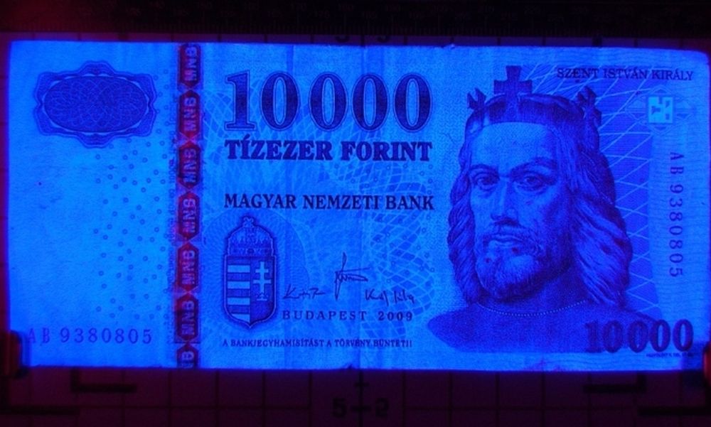 A kocsmában buktak le a bűnbanda tagjai, miután hamis tízezressel akartak fizetni