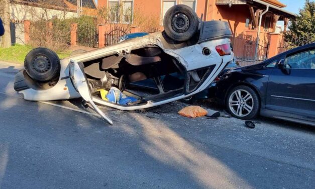 Hármas karambol Tökölön, felborult az autó a sikertelen előzés után – Öt mentő érkezett a baleset helyszínére – helyszíni fotók