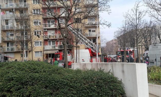 Dráma a lakótelepen: emelőkosárral próbáltak bejutni a tűzoltók az idős férfihez, akit már napok óta nem láttak