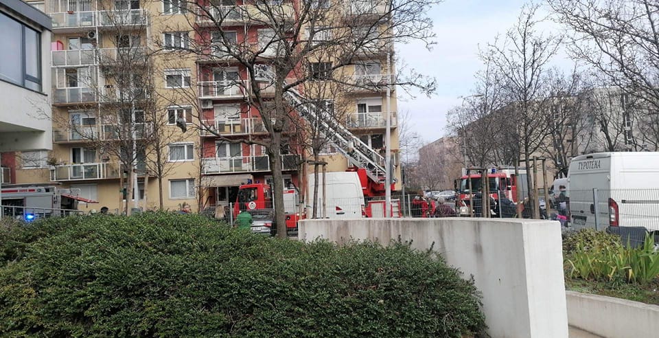 Dráma a lakótelepen: emelőkosárral próbáltak bejutni a tűzoltók az idős férfihez, akit már napok óta nem láttak