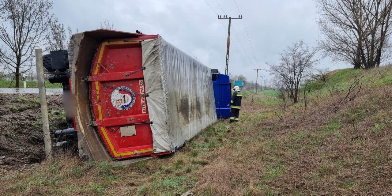 Brutálisan beborult egy kanyarban ez a kamionos, nagyot küzdöttek a tűzoltók, mire sikerült kiszedniük onnan