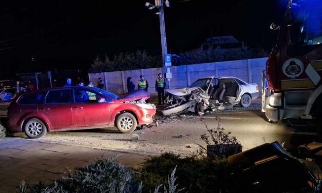 Frontálisan ütközött két autó Alsónémediben, az egyik jármű eleje szinte teljesen eltűnt az ütközés következtében