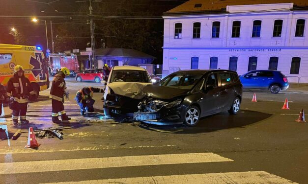 Újabb karambol a hírhedt budapesti kereszteződésben: egy Opel és egy Ford rohant egymásba a János kórháznál – fotók a helyszínről