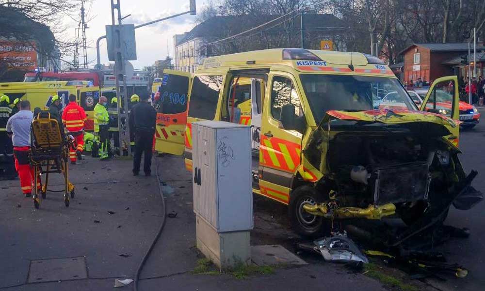Szirénázó mentőautó elé hajtott egy Suzuki, szét kellett vágni az autót, hogy kiszabadítsák a sérülteket – Fotók