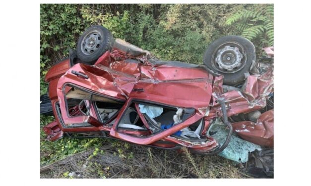 Két percen múlt a rendőrök elől menekülő sofőr élete: a vasúti síneken borult tetejére a kocsija, az autót maga alá gyűrte a vonat