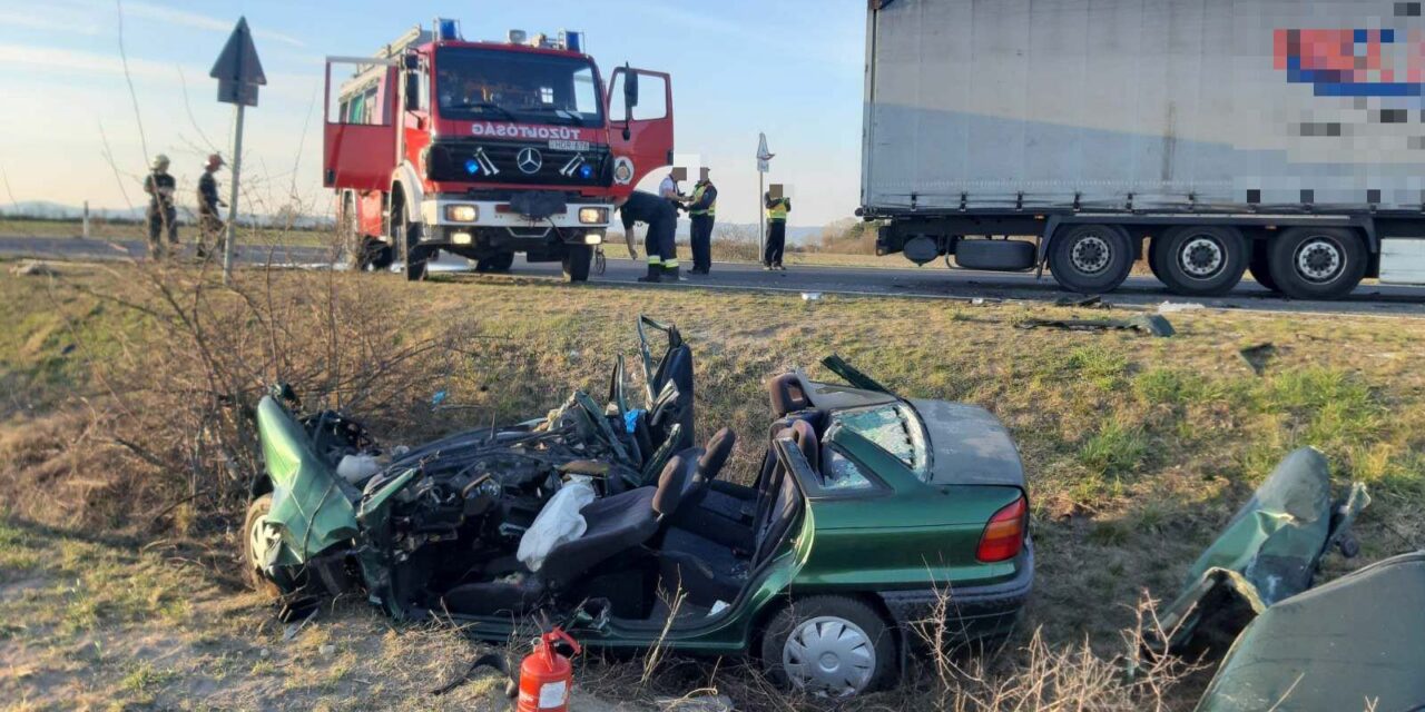 Frontális ütközés a Balatonnál, kamionba csapódott egy autó – mentőhelikopter érkezett a sofőrért, küzdenek az életéért