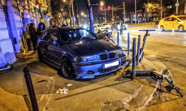 Kis híján tragédia a fővárosban: járdára hajtott és gyalogost gázolt egy BMW az Üllői úton