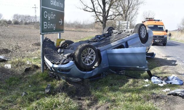 Fejtetőre állt a Mercedes, hárman kerültek kórházba