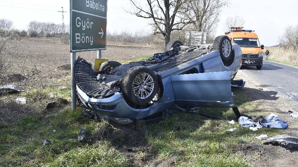 Fejtetőre állt a Mercedes, hárman kerültek kórházba