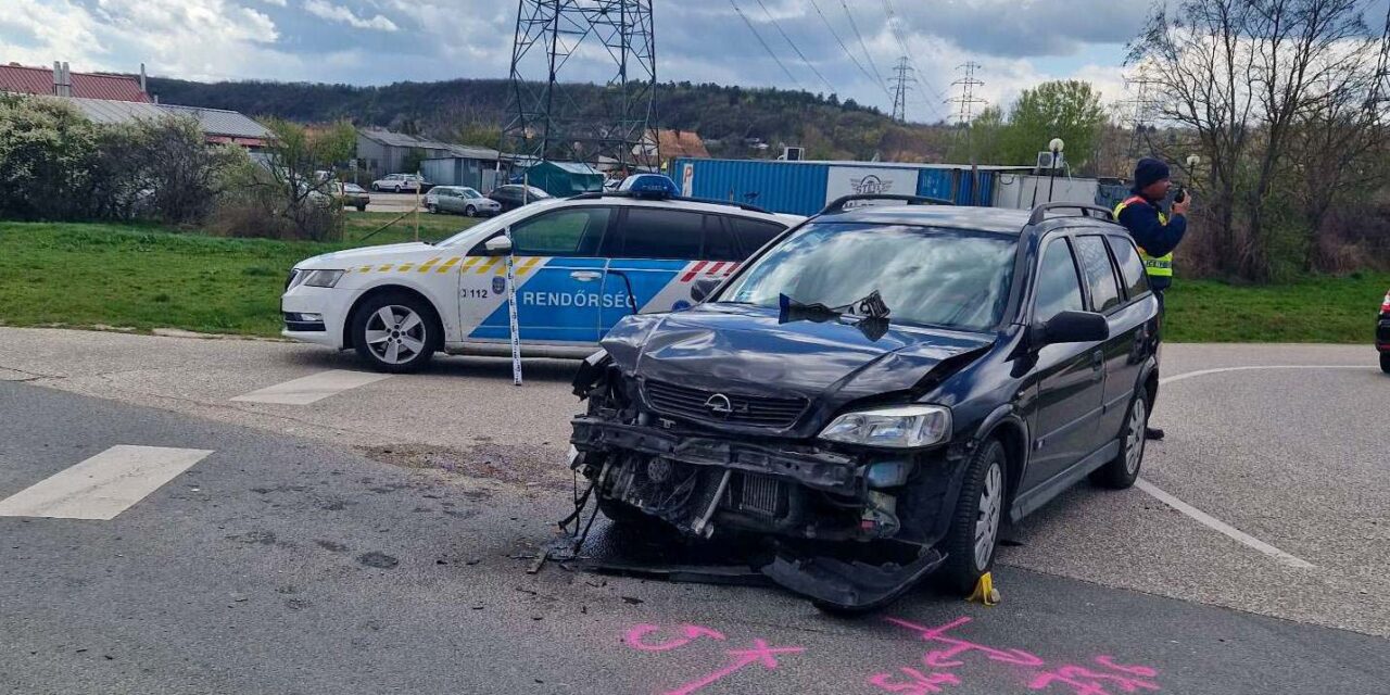 Opel Astrák ütköztek Érden – egy fiatal nő nem adta meg az elsőbbséget, az idős házaspár bánta
