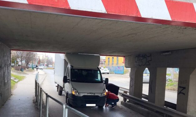 Nem vette észre, hogy baj lehet – bennragadt az Iveco kisteherautó az elhíresült szigetszentmiklósi aluljáróban