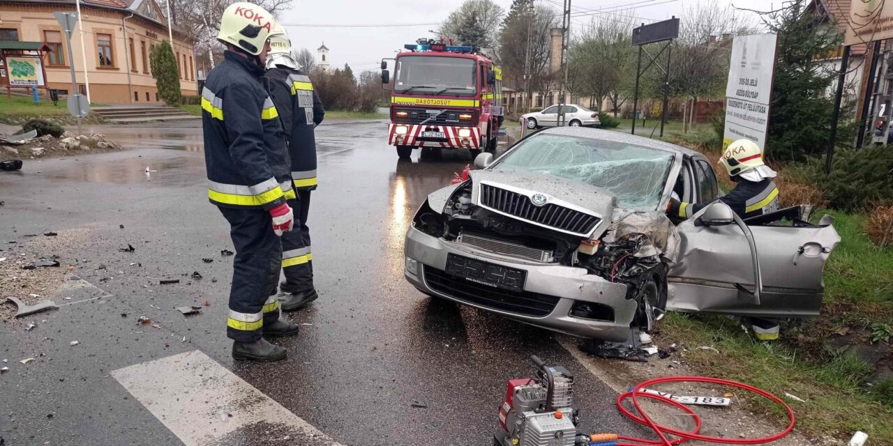 Autóbusz és személygépkocsi ütközött Kókán – feszítővágóval szabadították ki a sofőrt