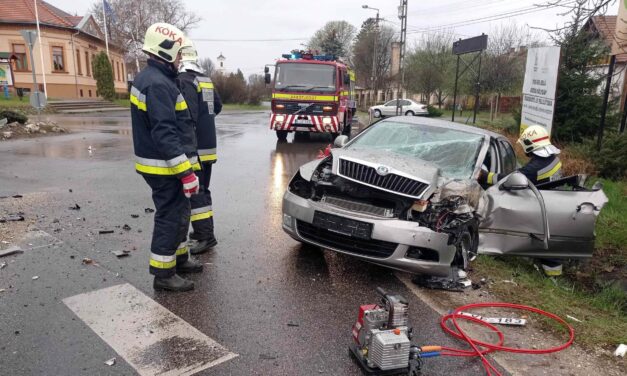 Autóbusz és személygépkocsi ütközött Kókán – feszítővágóval szabadították ki a sofőrt
