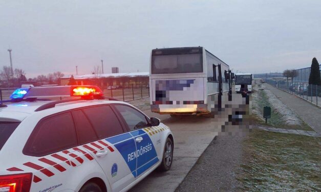 Megdöbbentő részletek – kiderült, miért halt meg az a 60 éves asszony, aki leszállt egy munkásokat szállító buszról Nagymányokon