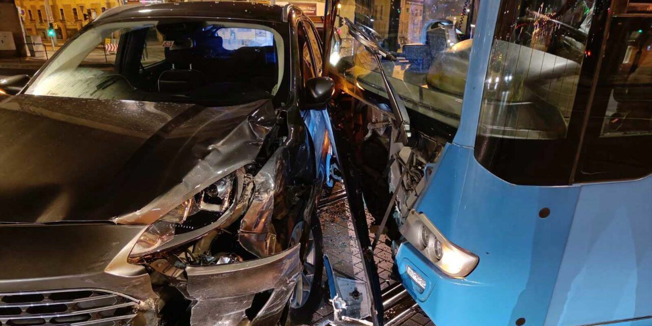 Forddal ütközött a csuklósbusz a népligeti felüljárónál – lelépett a helyszínről a lengyel sofőr