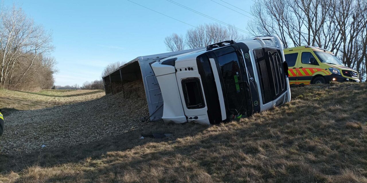 Ez durva volt! Leborult egy nyergesvontató a Rába-folyó töltéséről
