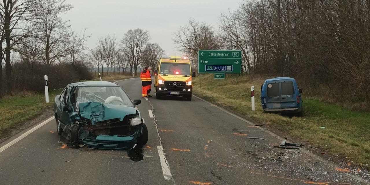 Teljes útlezárás a 63-as főúton! Két autó ütközött, már a helyszínen a mentők