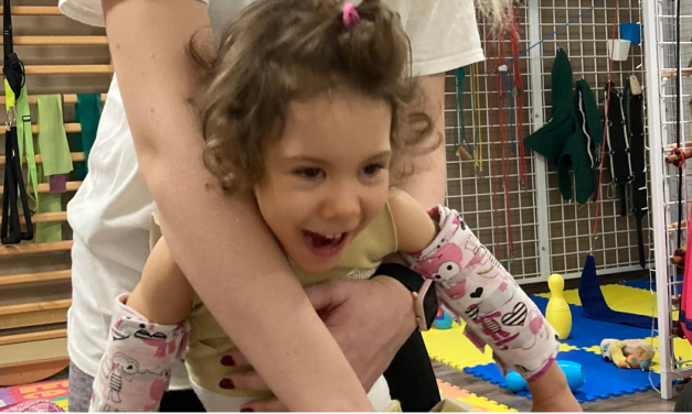 Se ülni, se járni, se rágni nem tud: szörnyű betegség kínozza a 2 és fél éves Evelint – A kislányt sürgősen műteni kellene, de a családnak nincs elég pénze