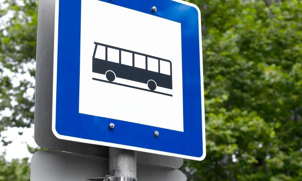Rosszul lett egy idős nő, megfulladt az egri távolsági buszon – Nem tudtak rajta segíteni
