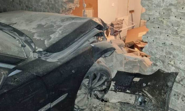 Hatalmas sebességgel csapódott be egy autó a fővárosi házba, a hálószobában állt meg