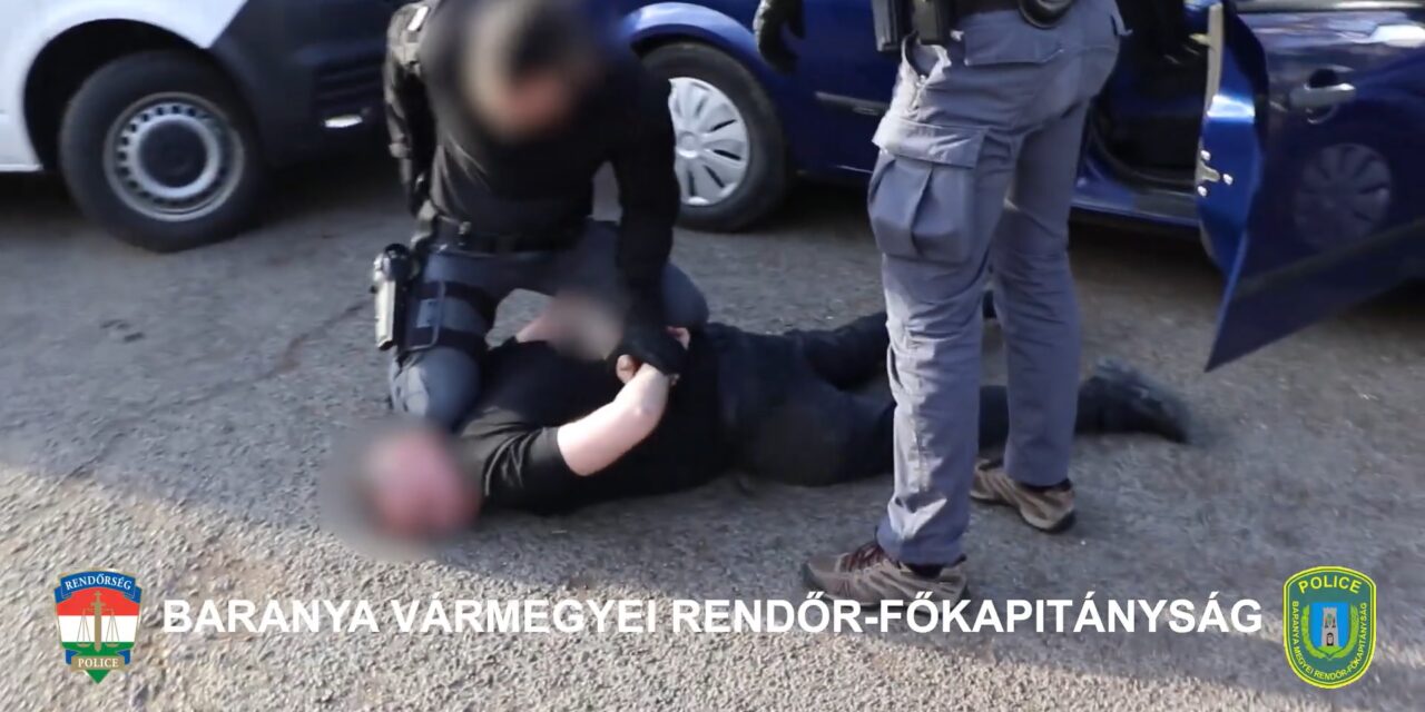A pécsi vasútállomás mellett bizniszelt a díler és vásárlója, kiszedték a kocsiból őket a rendőrök