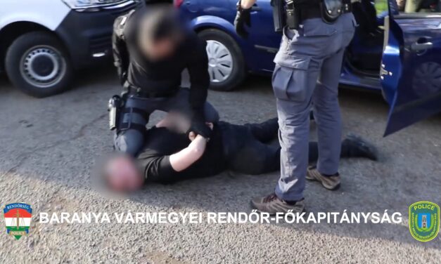 A pécsi vasútállomás mellett bizniszelt a díler és vásárlója, kiszedték a kocsiból őket a rendőrök