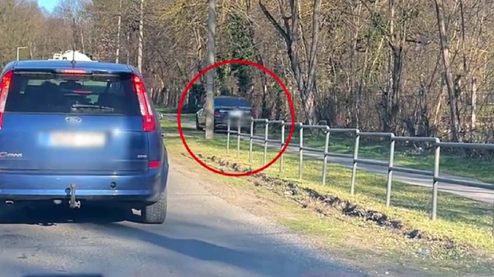A járdán kerülte ki a dugót egy pofátlan autós Gödöllőn – videó