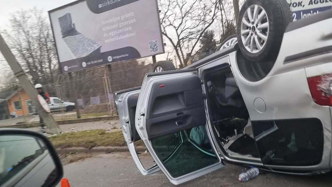 Vérfagyasztó jelenetek a főváros 18. kerületében – felszaladt a padkára és fejtetőre állt egy autó a nagy forgalomban
