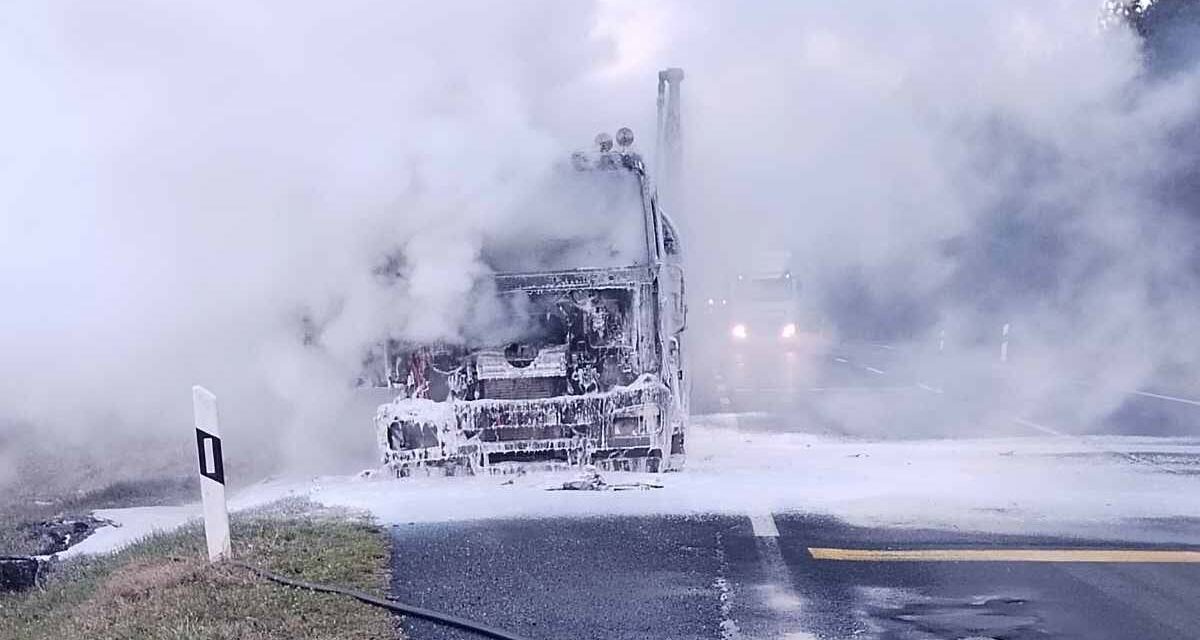 Most érkezett! Kigyulladt egy kamion a 84-es főúton