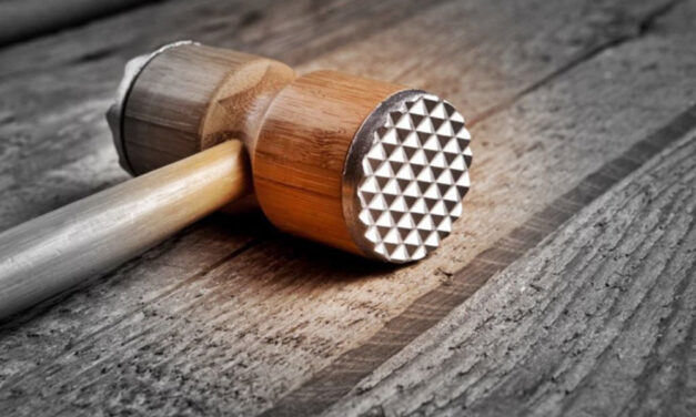 Huszonkét hónapra börtönbe megy az a férfi, aki az utcán, húsklopfolóval ütlegelte ismerősét