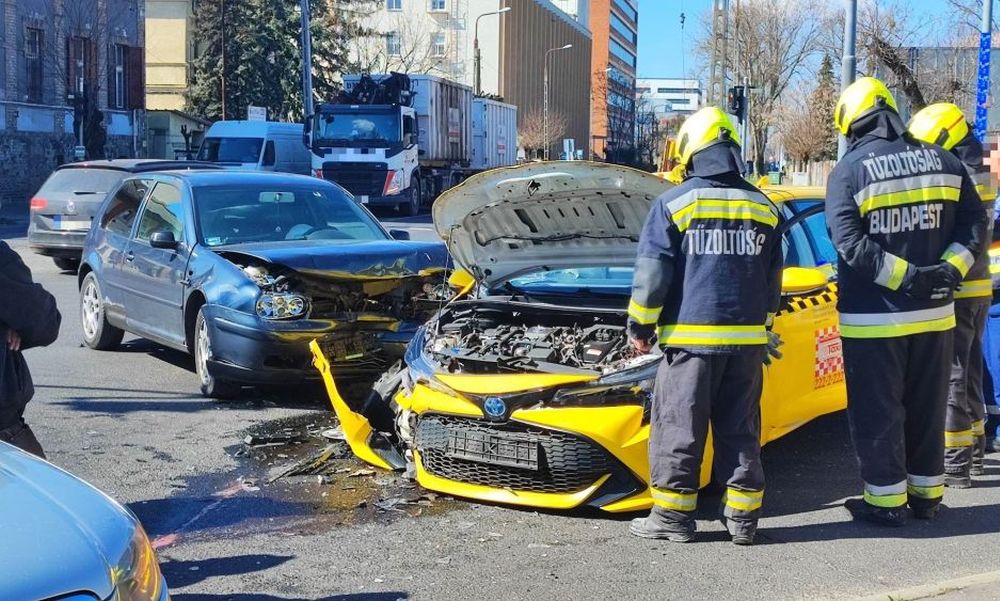 Taxi és személyautó ütközött Budapesten, az ütközés erejétől mindkét autóban kinyíltak a légzsákok