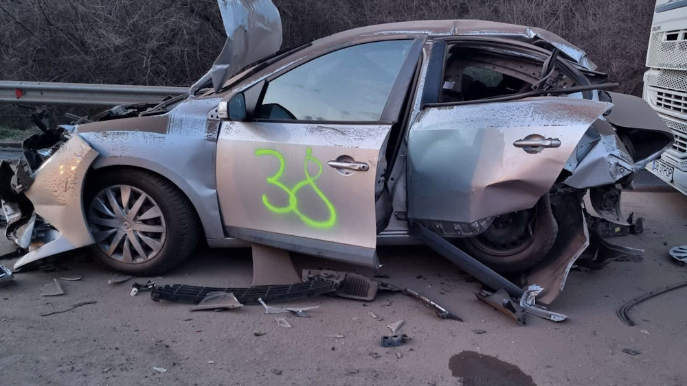 Kegyetlen dugó alakult ki az M1-esen, amiért javítják a balesetben megsérült szalagkorlátot
