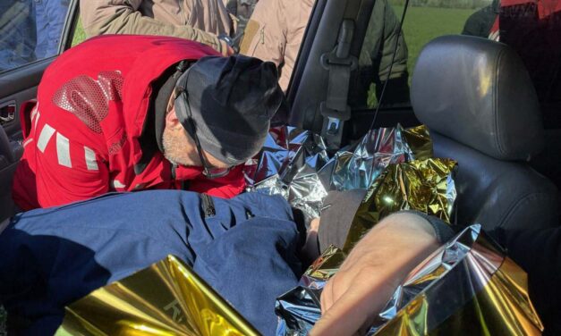 „Igazi túlélő vagy, kis csöppség” – egy paksi önkéntes keresőcsapat tagjai találták meg a szántóföldön a 6 éves tolnai kisfiút