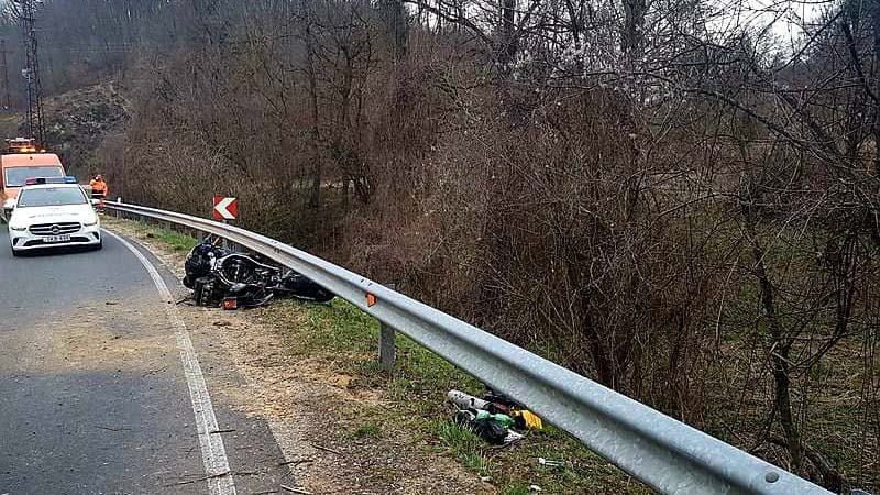 Szalagkorlátnak ütközött a Bakonyban, nem úszta meg a motoros