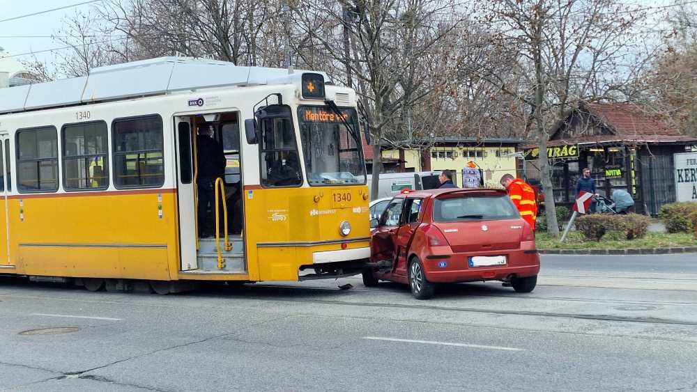 Villamossal ütközött egy idős nő – Nem vette észre, hogy elindult a villamos – helyszíni fotók