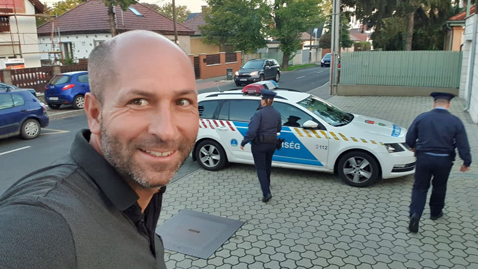 „Mocskos állatok, mocskos rendőrök” – Ezt üvöltötte a magából kikelve a balhés szegedi önkormányzati képviselő, most vádat emeltek ellene