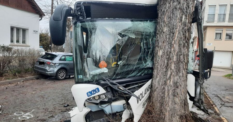 Tömegbaleset történt Szegeden: 11 embert vittek el a a mentők