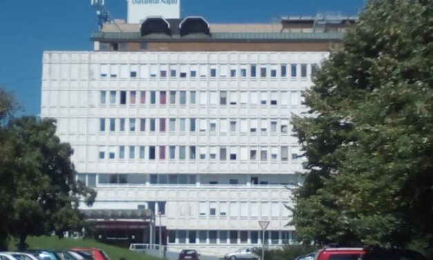 Összecserélték a fertőtlenítőszert a sóoldattal a műtét során, egy kétgyermekes anyuka meghalt: az orvos még a kollégái előtt is eltitkolta a műhibát