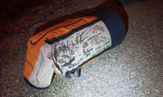 Benne volt az ideg – mozgó járműhöz vágta 10 kilós túrahátizsákját egy férfi, nem sokon múlt, hogy nagy baj történjen