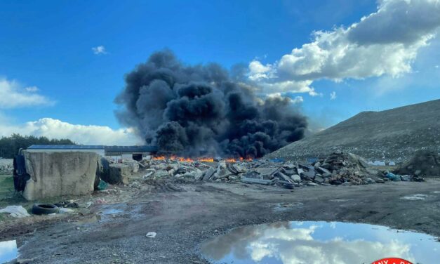 Hatalmas tűz van egy Budapest-közeli szeméttelepen – még nem tudják, került-e veszélyes anyag a levegőbe